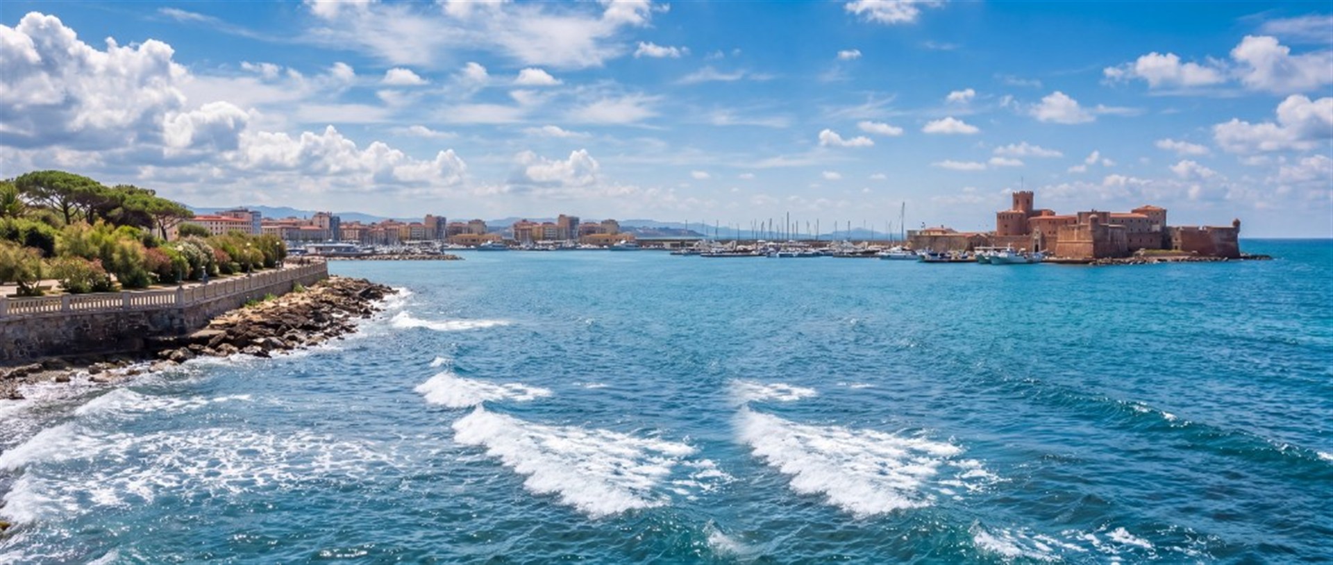 Porto e fortezza di Livorno con mare turchese