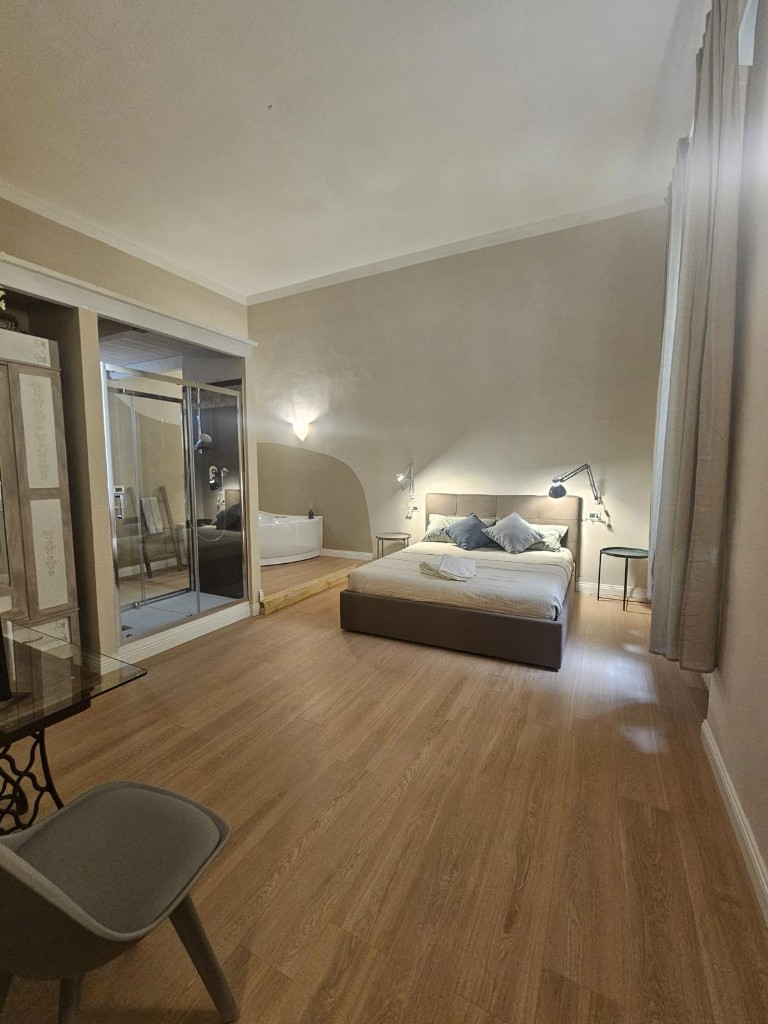 Camera Scirocco ÔÇö doccia e letto